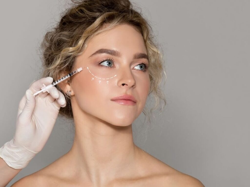 Dra. Ana Bogado explicando en consulta las diferencias entre Radiesse y Sculptra en Fimedical